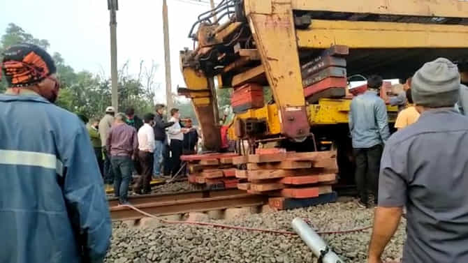 रेल्वे रुळाचं काम सुरु असताना टीआरटी मशीनचा अपघात, मजुराचा मृत्यू, मशीन चालकास अटक