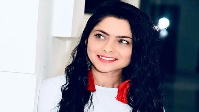 पांढऱ्या रंगाचं टॉप आणि निळ्या रंगाचा स्कर्ट सोबतच कानात हटके ज्वेलरी एकूणच सोनालीचा हा अंदाज हटके आहे.