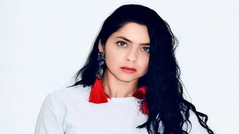 सोनाली प्रत्येक लूकमध्ये कमालीची सुंदर दिसते आणि आता या ड्रेसमध्ये ती अधिकच कमाल दिसत आहे.