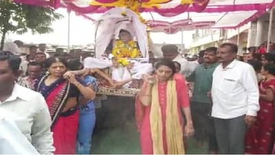 बारा मुलींचा पार्थिवाला खांदा, लाडक्या पित्याला लेकींचा अखेरचा निरोप