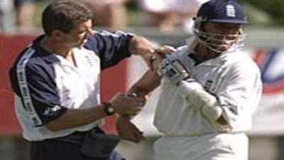 हाडं खिळखिळी करणारी गोलंदाजी, केवळ 62 चेंडूंपर्यंतच सामना रंगला, घातक खेळपट्टीची कहाणी