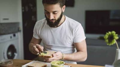 Health Tips | शिळे अन्न खाताय? सावधान! ‘या’ गंभीर समस्यांचा करावा लागू शकतो सामना...