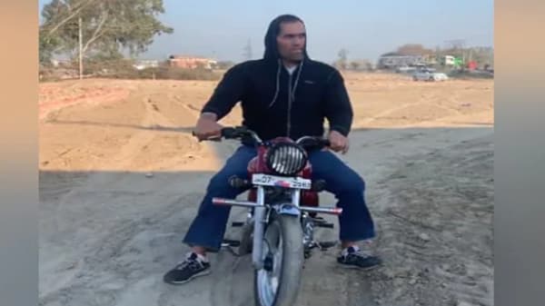 VIDEO : कच्च्या रस्त्यावर द ग्रेट खलीची बुलेट रायडिंग, व्हिडीओला चाहत्यांचा तुफान प्रतिसाद