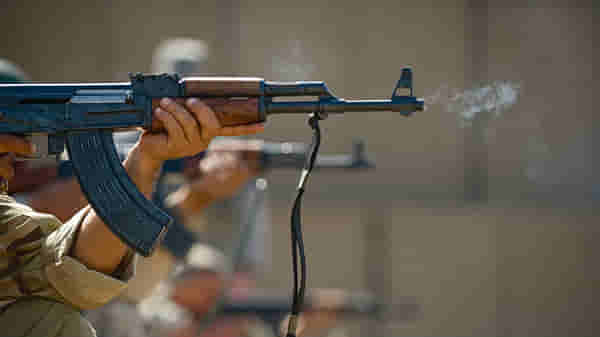 दोन्ही बाजुंनी बंदुका रोखलेल्या, मोठ्या भावाचं लहान भावाला आवाहन आणि एका अतिरेक्याचं सरेंडर, काश्मिरमधली थरारक बातमी