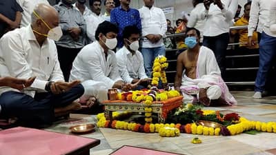 धनंजय मुंडेंचा आधी शनी शिंगणापुरात अभिषेक नंतर नगरमध्ये वीराचं स्वागत !