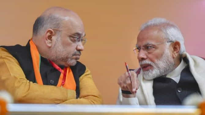 निवडणुकीत फटका बसेल या भीतीपोटीच मोदी आणि शाहांनी एका रात्रीत तो निर्णय फिरवला