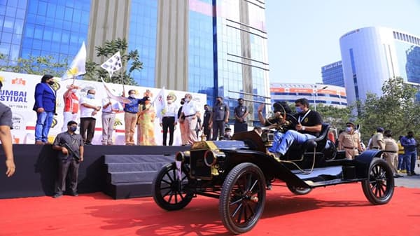 राज्याचे मुख्यमंत्री उद्धव ठाकरे यांच्या हस्ते मुंबईतील ‘मुंबई फेस्टिवल’चा भाग असलेल्या विंटेज कारच्या रॅलीला झेंडा दाखवला.