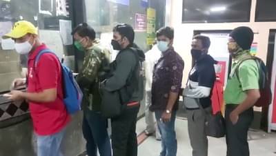 Mumbai Local : सर्वसामान्यांसाठी मुंबई लोकल सुरु, तिकीट काऊंटरवर प्रवाशांची लगबग