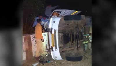 धक्कादायक! कार आणि लक्झरी बसचा भीषण अपघात, 4 जणांचा जागीच मृत्यू