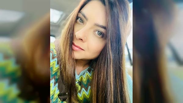अभिनेत्री सोनाली कुलकर्णी सध्या सोशल मीडियाच्या माध्यमातून हटके अंदाजात चाहत्यांशी कनेक्ट होत असते.