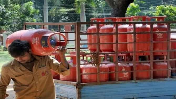 Budget 2021 | अर्थसंकल्पादिवशीच सर्वसामान्यांच्या खिशाला कात्री, LPG गॅस सिलिंडर महागला