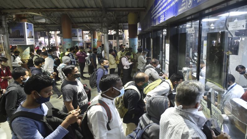 कोरोना संसर्गामुळे गेले अनेक महिने लोकल बंद होती. त्यामुळे सर्वसामान्य मुंबईकर स्टेशनकडे फिरकले नाहीत. मात्र आजपासून सर्वसामान्यांसाठी लोकल सुरु झाल्याने सामान्य प्रवाशांसाठी दिलासा आहे. आज पहाटेपासूनच तिकीट काऊंटरवर प्रवाशांची लगबल पाहायला मिळाली.
