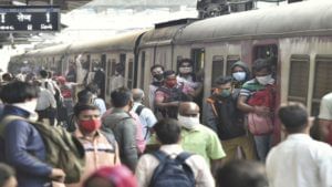 VIDEO: मुंबईकर काही ऐकेनात, सलग 15 व्या दिवशी लोकलला प्रचंड गर्दी; कोरोना नियमांचे तीन तेरा