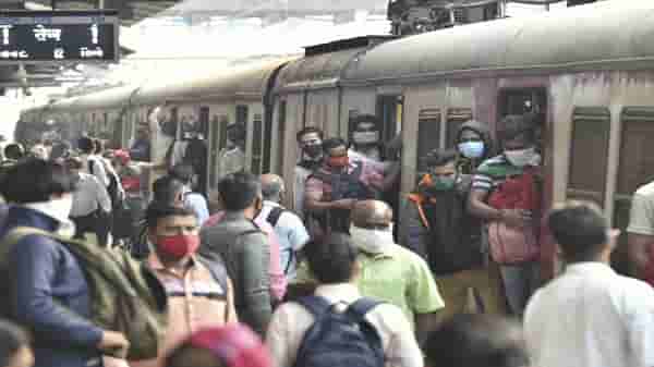 VIDEO: मुंबईकर काही ऐकेनात, सलग 15 व्या दिवशी लोकलला प्रचंड गर्दी; कोरोना नियमांचे तीन तेरा