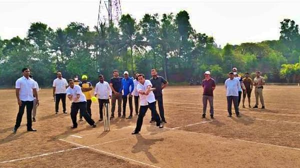 भाजप आमदार नितेश राणे क्रिकेटच्या मैदानातही आक्रमक, पत्रकार विरुद्ध राजकारणी सामन्याची मागणी
