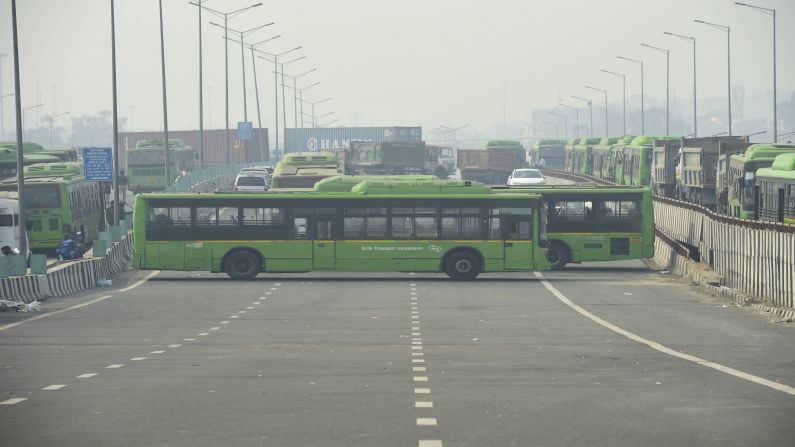 दिल्ली ट्रान्सपोर्ट कॉर्पोरेशनच्या गाडय़ांचा बॅरेकेड म्हणून वापर करण्यात येतोय.