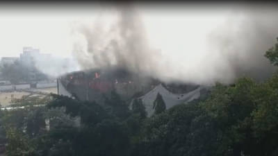 मुंबईत गोरेगावमध्ये फिल्म स्टुडिओत आग, अनेक लोक अडकल्याची शक्यता; पाहा व्हिडिओ!