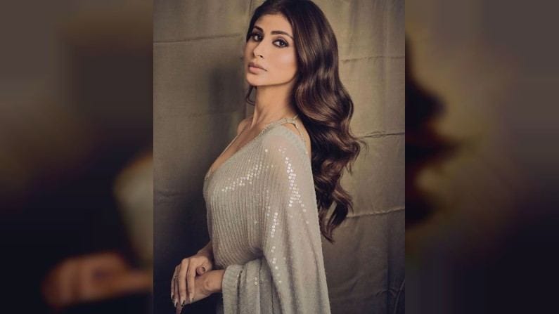 मौनी रॉय तिच्या स्टाईल, बोल्डनेस आणि ग्लॅमरस स्टाईलसाठी परिचित आहे.