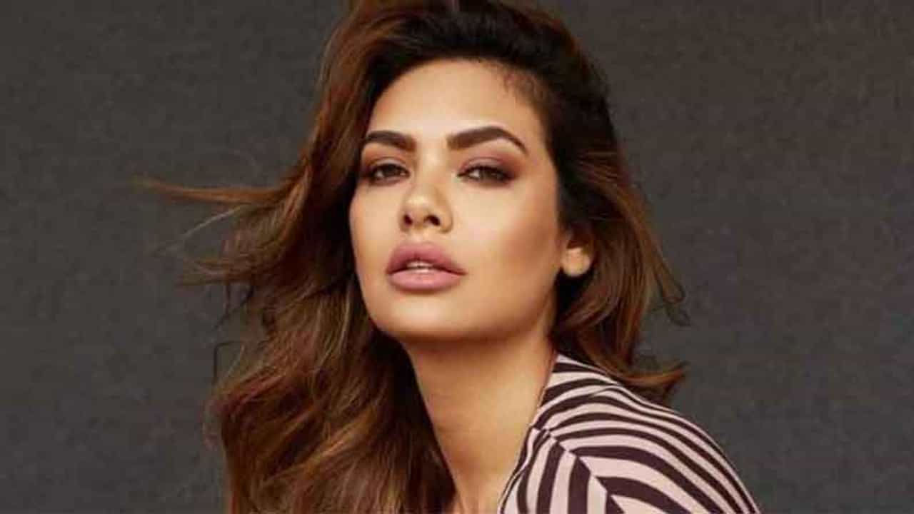 Hair Care | ईशा गुप्ताच्या चमकदार केसांचं गुपित, तुम्हीही करू शकता ‘हा’ सोपा उपाय...
