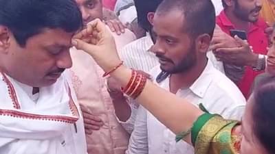 क्रेनद्वारे फुलांचा हार, शुभेच्छांचा वर्षाव! औरंगाबादेतही धनंजय मुंडेंचं जंगी स्वागत