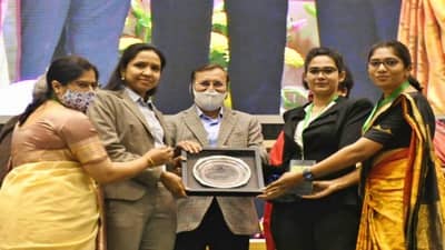 एक फोटो, 4 महिला पोलीस अधिकारी आणि एक लाजवाब कामगिरी