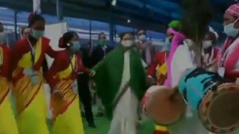 ...आणि पश्चिम बंगालच्या मुख्यमंत्री नृत्य करण्यापासून स्वत:ला रोखू शकल्या नाहीत