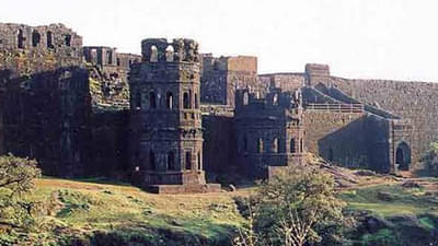 रायगडावर किल्ल्याबाहेरील तिकीटघराचा शिवप्रेमींकडून कडेलोट, कारणं काय?