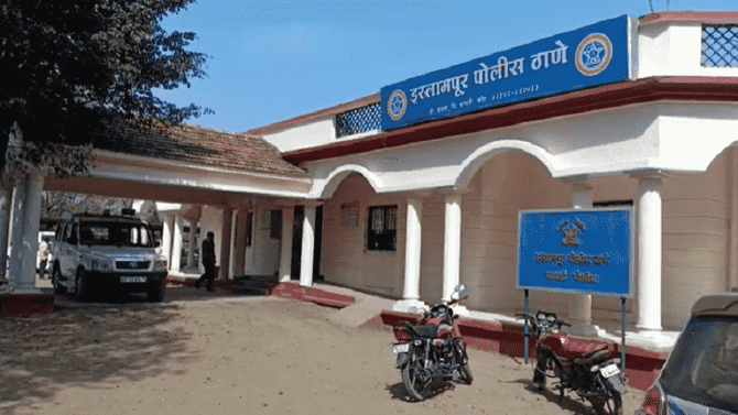 सांगलीत मंडल अधिकारी आणि तलाठीत जुंपली, कपडे फाटेपर्यंत झटापटी