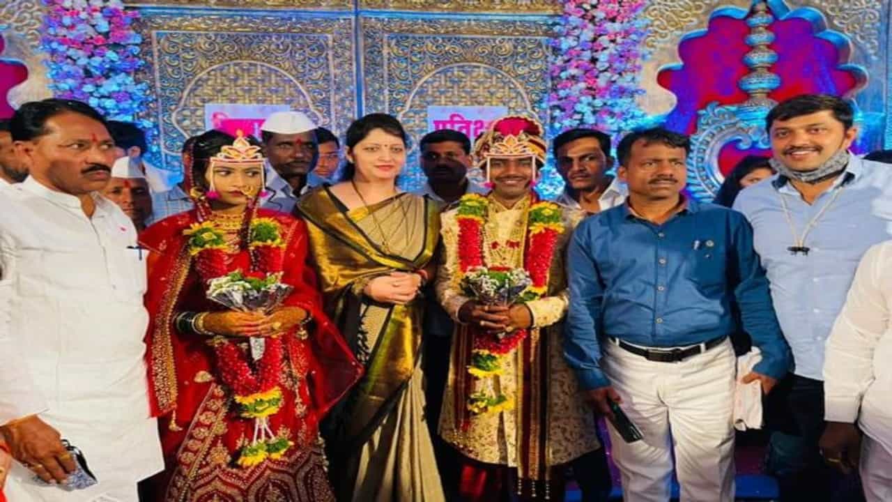 साडेसातशे किमी प्रवास, रुपाली चाकणकर कार्यकर्त्याच्या लग्नासाठी थेट विदर्भातून बारामतीत