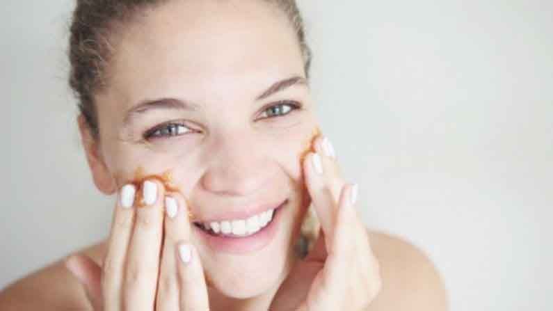Skin Care | चेहरा स्क्रब करण्यासाठी वापरा ‘ब्राऊन शुगर’, त्वचेला मिळतील अनेक फायदे!