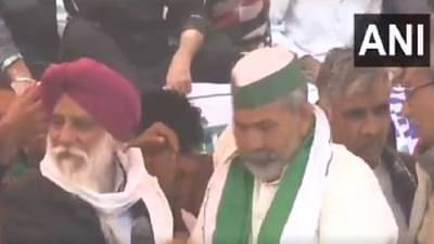 Video : जिंद महापंचायतीचं व्यासपीठ कोसळलं, काहीजण जखमी, व्यासपीठ तर भाग्यवानांचे कोसळतात, टिकैत यांची कोटी