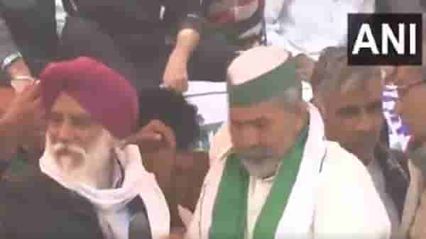 Video : जिंद महापंचायतीचं व्यासपीठ कोसळलं, काहीजण जखमी, व्यासपीठ तर भाग्यवानांचे कोसळतात, टिकैत यांची कोटी