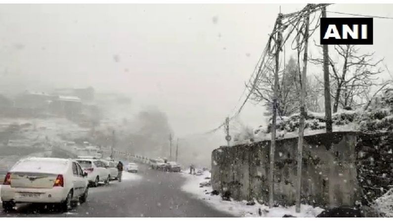 श्रीनगरमध्येसुद्धा सध्या जोरदार बर्फवृष्टी सुरु आहे. त्यामुळे रस्त्यांवर, घरांवर सर्वत्र बर्फाची चादर पसरली आहे. त्यामुळे सध्या काश्मिरातील तापमानाचा पारा 1 अंशांखाली घसरला आहे.