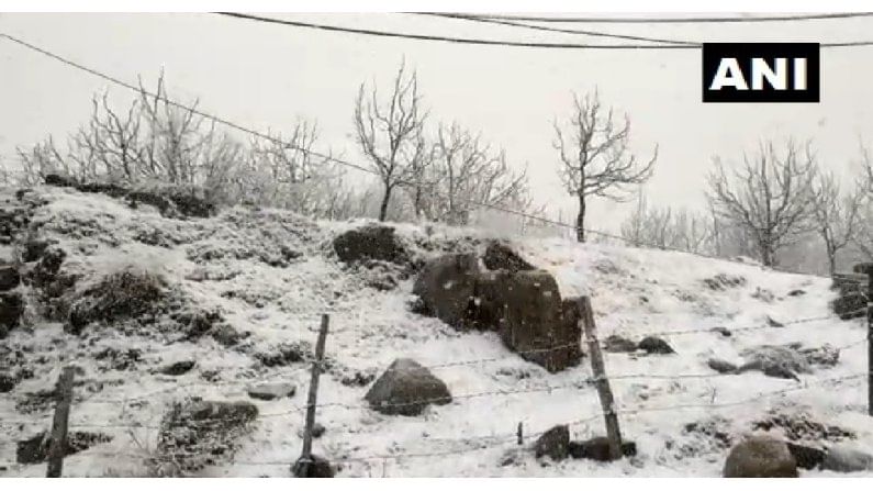 श्रीनगरमध्ये बर्फवृष्टी झाली असून शहराचे तापमान 1 अंश सेल्सिअसपर्यंत घसरले आहे, झालेल्या वर्फवृष्टीमुळे काश्मीर खोऱ्यात बर्फाची पांढरी चादर पाहायला मिळत आहे.