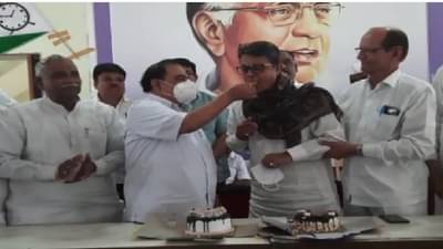 VIDEO | राजकीय वैर संपवत केक भरवला, मनिष जैन-एकनाथ खडसेंचे प्रेमाचे पर्व