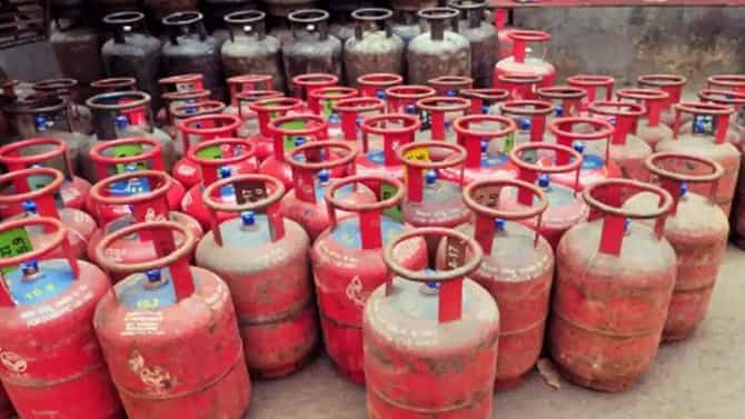 सर्वसामान्य नागरिकांना मोठा झटका! पुन्हा वाढली LPG गॅस सिलेंडरची किंमत