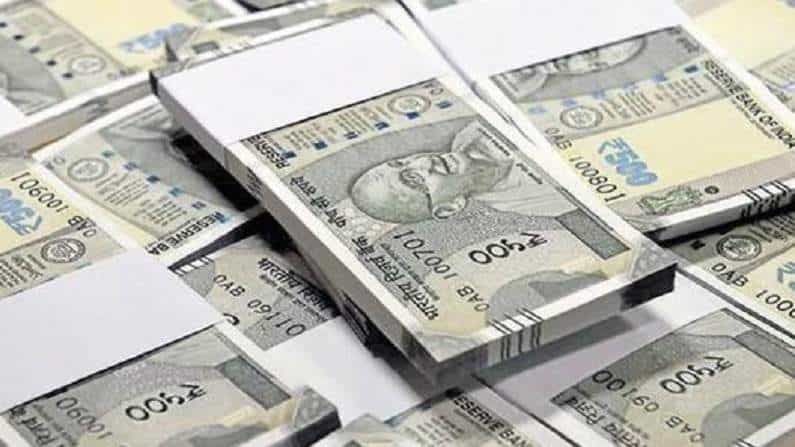 कोरोनाच्या जीवघेण्या संसर्गानंतर आता प्रत्येकाला आपल्या भविष्याची चिंता आहे. अशात अनेकांची पाऊलं गुंतवणुकीकडे वळाल्याचं पाहायला मिळतं. सध्याच्या जगात गुंतवणूक करणं सगळ्यात महत्त्वाचं आहे. यासाठी सार्वजनिक भविष्य निर्वाह निधी (Public provident fund) हा एक उत्तम पर्याय आहे. ही एक दीर्घ मुदतीच्या गुंतवणुकीची योजना आहे.
