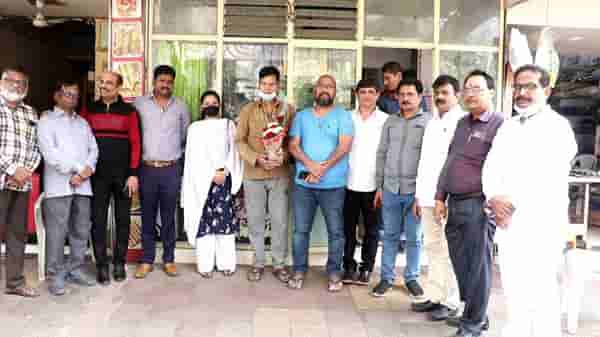 लॉकडाऊनमुळं हप्ते थकूनही प्रामाणिकपणा,14 लाखांच्या दागिन्याची बॅग मराठी रिक्षाचालकाकडून परत