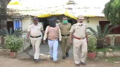 रडणाऱ्या चिमुकलीसाठी आईने पाच रुपये मागितले, बापाने दरवाजावर आपटल्याने मुलीचा मृत्यू