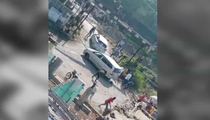 Video | कल्याणमध्ये फिल्मी थरार, पोलीस व्हॅनवर हल्ला करुन आरोपीला पळवलं