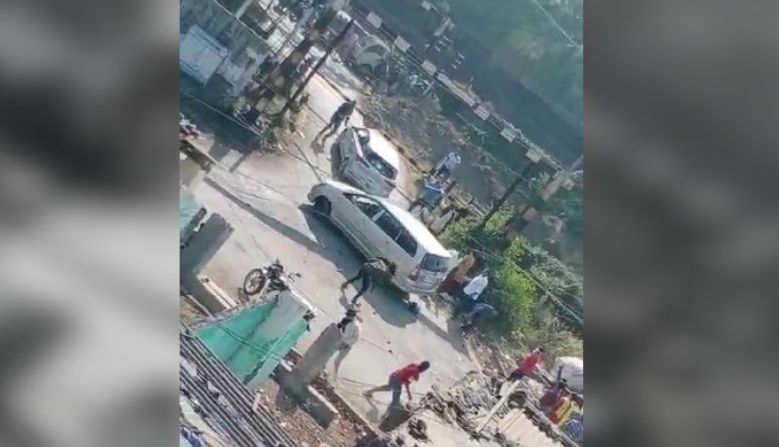 Video | कल्याणमध्ये फिल्मी थरार, पोलीस व्हॅनवर हल्ला करुन आरोपीला पळवलं Video | कल्याणमध्ये फिल्मी थरार, पोलीस व्हॅनवर हल्ला करुन आरोपीला पळवलं