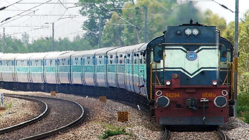 Indian Railway: माणुसकीचा धर्म!...जेव्हा प्रसूती होणाऱ्या महिलेसाठी रेल्वे तीन किलोमीटर विरुद्ध दिशेने धावते