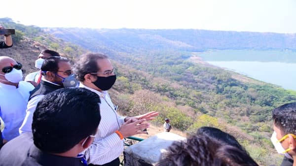 Lonar Crater | लोणार सरोवर विकासाचा निश्चित नियोजन आराखडा तयार करा; मुख्यमंत्र्यांचे निर्देश