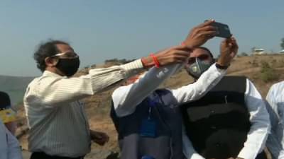 ...जेव्हा मुख्यमंत्री राष्ट्रवादीच्या मंत्र्याला सेल्फी काढायला शिकवतात!