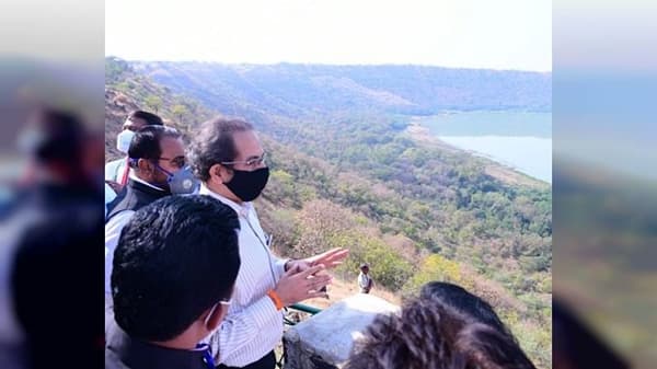 Photo : मुख्यमंत्री उद्धव ठाकरे यांची लोणार सरोवराला भेट, पाहा फोटो