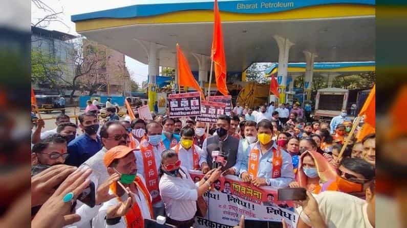 कोरोना लॉकडाऊननंतर जवळजवळ 20 वेळा झालेल्या पेट्रोल डिझेलच्या दरवाढीला विरोध करत आज शिवसेनेच्या वतीने महाराष्ट्रात ठिकठिकाणी आंदोलन करण्यात येत आहेत.