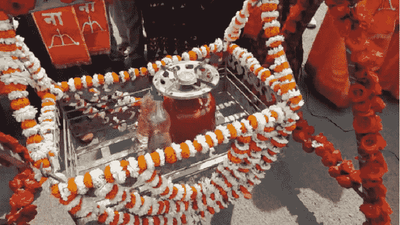 सजवलेला पाळणा, पाळण्यात पेट्रोल-डिझेल आणि गॅस सिलेंडर, शिवसेनेचं मोदी सरकारविरोधात अनोखं आंदोलन