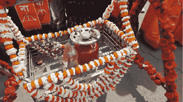 सजवलेला पाळणा, पाळण्यात पेट्रोल-डिझेल आणि गॅस सिलेंडर, शिवसेनेचं मोदी सरकारविरोधात अनोखं आंदोलन