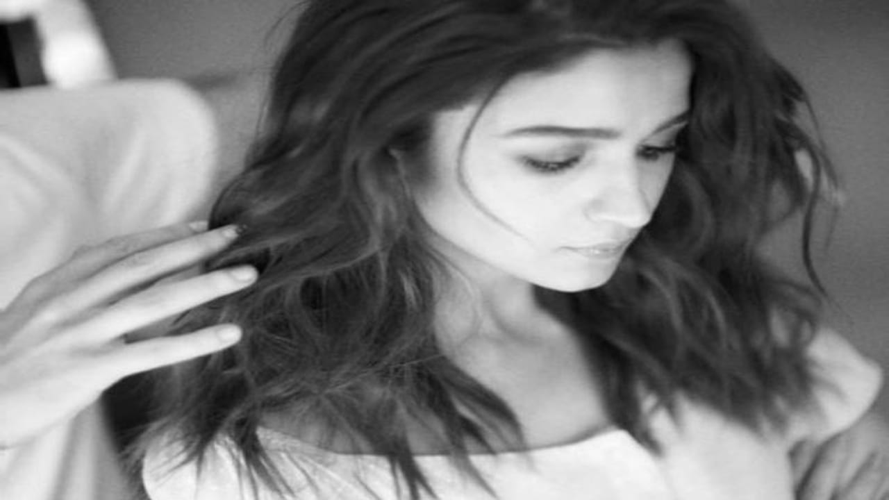 बॉलिवूड अभिनेत्री आणि सगळ्यांची लाडकी आलिया भट्ट सध्या सोशल मीडियावर मोठ्या प्रमाणात सक्रिय असते . 