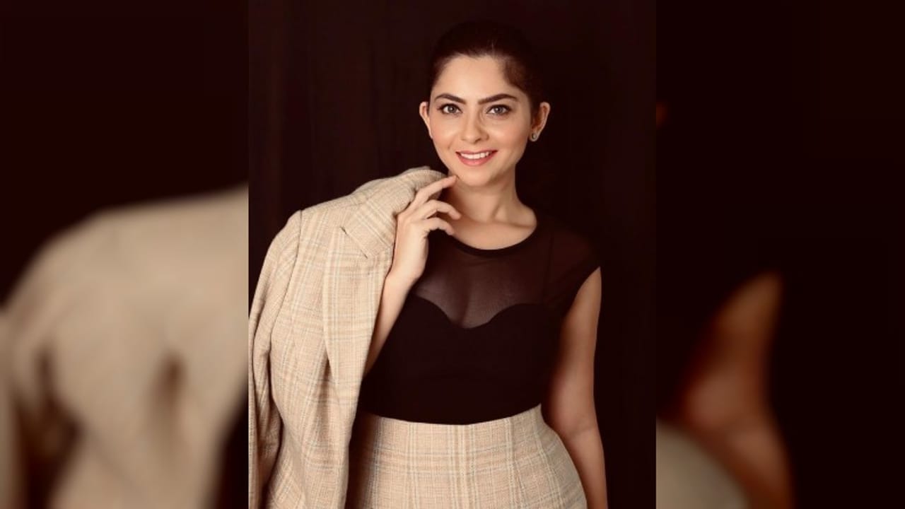 मराठमोळी अप्सरा म्हणजेच अभिनेत्री सोनाली कुलकर्णी सध्या सोशल मीडियाच्या माध्यमातून हटके अंदाजात आपल्या चाहत्यांशी कनेक्ट होत असते.